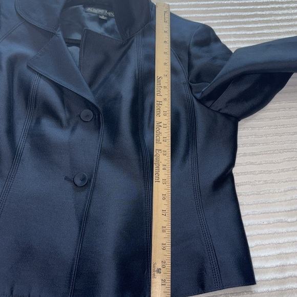 Albert Nipon Navy Wool Silk Blend  short Jacket/Blazer Sz 10 two button classic - Picture 9 of 10